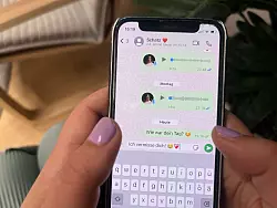 Das Smartphone ist f&uuml;r Liebende in Fernbeziehungen das wichtigste Kommunikationsmittel. - &copy; Hilde Kraatz/dpa-tmn