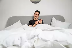 &laquo;Ich w&uuml;nschte, du w&auml;rst hier&raquo;: Insbesondere Menschen, die nicht zusammenleben, sollten gut aufeinander eingehen - und &uuml;ber die eigenen W&uuml;nsche und Bed&uuml;rfnisse sprechen. - &copy; Christin Klose/dpa-tmn