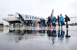 Ryanair macht sich an deutschen Flughäfen rar. - © Georg Wendt/dpa