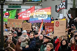 Auch hier in Wittenberg gingen Tausende Menschen gegen Rechts auf die Stra&szlig;e. Unter ihnen auch Ministerpr&auml;sident Reiner Haseloff. - &copy; Heiko Rebsch/dpa