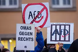 Bei der Demo in G&uuml;tersloh auch dabei: Die &laquo;Omas gegen Rechts&raquo;. - &copy; Friso Gentsch/dpa