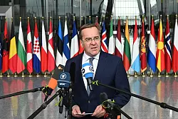 Kündigt einen deutlich stärkeren deutschen Einsatz für den Schutz der Nato-Ostflanke an: Bundesverteidigungsminister Boris Pistorius. - © Ansgar Haase/dpa