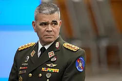 Der venezolanische Verteidigungsminister Vladimir Padrino Lopez kontrolliert auch Schl&uuml;sselbereiche der Wirtschaft und Verwaltung. (Archivbild) - &copy; Matias Delacroix/AP/dpa