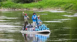 Mit einer au&szlig;ergew&ouml;hnlichen Tour auf der Weser will eine Gruppe M&auml;nner Spenden f&uuml;r ein Kinderhospiz sammeln. - &copy; Julian Stratenschulte/dpa
