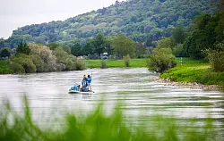 Eine Strecke von 431 Kilometern wollen vier M&auml;nner auf der Weser paddeln - Tag und Nacht. - &copy; Julian Stratenschulte/dpa