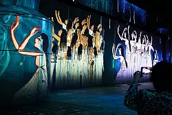 Farbenpr&auml;chtige Bilder erwarteten die Zuschauerinnen und Zuschauer in dem Kunstzentrum. - &copy; Bernd Thissen/dpa