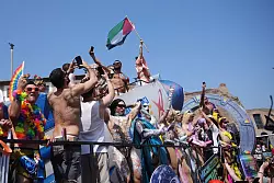 Auf der Parade wurden auch politische Botschaften verbreitet. - © Alessandra Tarantino/AP/dpa