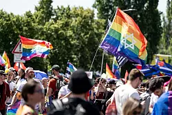Hunderte Menschen zogen am Samstagnachmittag für Vielfalt und Toleranz durch Berlin-Marzahn. - © Fabian Sommer/dpa