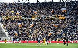 Es war fast auch ein Heimspiel für Dynamo. - © Andreas Gora/dpa