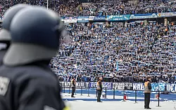 Mehrere Hundertschaften der Polizei waren bei dem Spiel im Einsatz. - © Andreas Gora/dpa