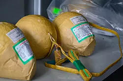 Kugelbomben werden regelm&auml;&szlig;ig vom Zoll beschlagnahmt. - &copy; Patrick Pleul/dpa