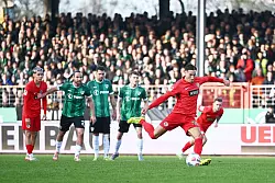 Elversbergs Younes Ebnoutalib erzielt das Tor zum 1:0 per Elfmeter. - &copy; Bernd Thissen/dpa
