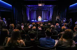 &laquo;Man denkt wirklich, dass eine Person vor dir sitzt und deine Fragen beantwortet&raquo;, sagt Sch&uuml;ler Yashar. - &copy; Oliver Berg/dpa