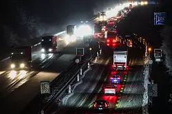 Der Regen auf den eiskalten B&ouml;den f&uuml;hrt in Teilen Nordrhein-Westfalens zu Verkehrsbehinderungen. - &copy; Christoph Reichwein/dpa