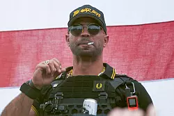 «Proud Boys»-Anführer Henry «Enrique» Tarrio bekam die längste Haftstrafe aller Beteiligten. (Archivbild) - © Allison Dinner/AP/dpa