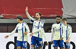 Trifft in seinem 100. Pflichtspiel für Schalke: Kenan Karaman (M). - © Anke Waelischmiller/dpa