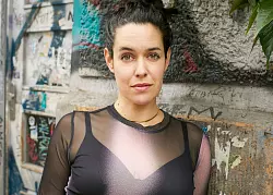 Mia Gatow ist Autorin und Podcasterin («Soda Klub», mit der Nüchternheits-Coachin Mareike Döring). - © Phillip Zwanzig/Goldmann HC Sachbuch/dpa-tmn