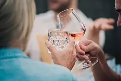 Keinen Alkohol mehr zu trinken, kann herausfordernd sein - gerade wenn im Umfeld getrunken wird. - © Zacharie Scheurer/dpa-tmn