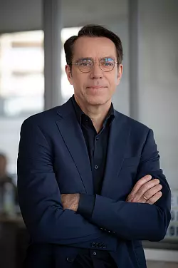 Suchtforscher Prof. Dr. Falk Kiefer ist Facharzt für Psychiatrie und hat zusammen mit der Nüchternheits-Aktivistin Nathalie Stüben ein Buch zum Thema Frauen und Alkohol geschrieben. - © Peter von Felbert/Penguin Random House Verlagsgruppe/dpa-tmn