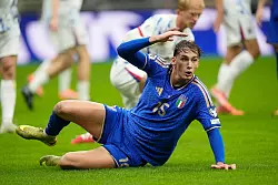 Italien mit Torschütze Pio Esposito muss in die Playoffs. - © Luca Bruno/AP/dpa