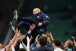 Norwegens Nationalmannschaft feiert Trainer Stale Solbakken nach dem 4:1 in Italien. - © Luca Bruno/AP/dpa