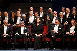 Die Südkoreanerin Han Kang (Mitte) ist die diesjährige Literaturnobelpreisträgerin. - © Henrik Montgomery/TT News Agency/AP