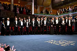 Die versammelten Nobelpreisträger in Stockholm. - © Pontus Lundahl/TT News Agency via AP/dpa