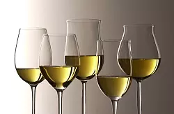 Je gehaltvoller und schwerer der Wein ist, desto größer sollte das Glas sein, rät Sommelière Yvonne Heistermann. - © DWI/deutscheweine.de/dpa-tmn