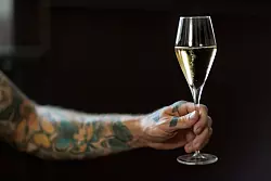 Schaumwein aus der Sektflöte war mal - da geht zu viel Aromatik verloren. Besser sind spezielle Sektgläser, die eine gewisse Oberfläche mitbringen und sich nach oben verjüngen. So werden die Aromen gebündelt und die Kohlensäure verfliegt nicht so schnell. - © DWI/deutscheweine.de/dpa-tmn