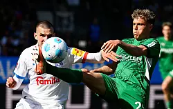 Kiels David Zec (l) und Gladbachs Robin Hack kämpfen um den Ball. - © Gregor Fischer/dpa