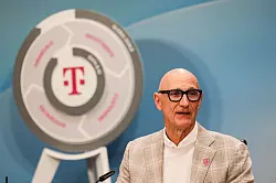 Telekom-Chef Tim Höttges ist zufrieden mit dem Glasfaser-Ausbautempo. - © Oliver Berg/dpa