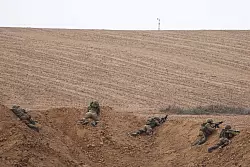 Israelische Soldaten gehen nahe dem Gazastreifen in Stellung. Israel will die Kapazit&auml;ten der Hamas und des Islamischen Dschihad f&uuml;r viele Jahre komplett zerst&ouml;ren. - &copy; Ilia Yefimovich/dpa