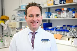 Christian Schaaf vom Universitätsklinikum Heidelberg forscht zum Genomischen Neugeborenen-Screening. - © Uwe Anspach/dpa