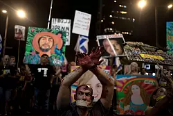 Demonstration f&uuml;r Freilassung von Geiseln in Tel Aviv. (Archivfoto) - &copy; Maya Alleruzzo/AP