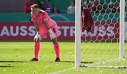 Brachte den FC St. Pauli zur Verzweiflung: Norderstedts Torwart Lars Huxsohl - © Marcus Brandt/dpa