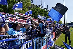 HSV-Fans jubeln vor Spielbeginn ihrer Mannschaft zu. - © Marcus Brandt/dpa