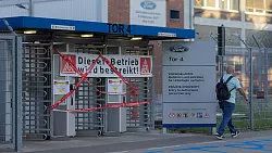 Da kommt niemand rein: ein Werkstor von Ford am Streiktor. - &copy; Rolf Vennenbernd/dpa