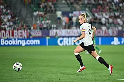 Janina Minge ist die neue DFB-Kapitänin bei der EM - © Sebastian Christoph Gollnow/dpa