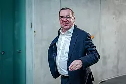 Verteidigungsminister - oder doch CDU-Abgeordneter? - &copy; Kay Nietfeld/dpa