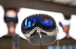 Seit Freitag kann die Vision Pro auch in - &copy; Monika Skolimowska/dpa