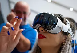 Die Steuerung der Vision Pro mit Fingergesten ist schnell zu erlernen. Der Blick spielt dabei die Rolle des Cursors. - &copy; Monika Skolimowska/dpa