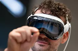 Zur Steuerung der Vision Pro f&uuml;hrt man den Daumen und den Zeigefinger zusammen. Das hat den Effekt eines Mausklicks. - &copy; Monika Skolimowska/dpa