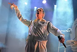 Felix Kummer von Kraftklub sorgt f&uuml;r Stimmung. - &copy; Philip Dulian/dpa