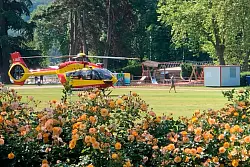 Ein Rettungshubschrauber ist in dem Park gelandet. - &copy; Florent Pecchio/L\\\'Essor Savoyard/AP/dpa