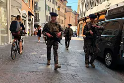 Nach dem Messerangriff patrouillieren Soldaten durch Annecy. - &copy; Florent Pecchio/L\\\'Essor Savoyard/AP/dpa