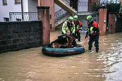Eine Frau musste mit ihrem Hund im Schlauchboot gerettet werden. - &copy; Michela Porta/IPA via ZUMA Press/dpa