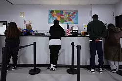 Die Regierung des künftigen US-Präsidenten Donald Trump plant rasche Abschiebungen von Migranten ohne gültige Papiere - © Eric Gay/AP/dpa