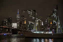 Das Ausbildungsschiff der mexikanischen Marine war am Abend verunglückt. - © Yuki Iwamura/AP/dpa