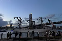 Auf dem Schiff spielten sich dramatische Szenen ab. - © Nick Corso/via AP/dpa