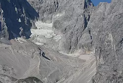 Dem Höllentalferner-Gletscher werden noch die besten Chancen eingeräumt. Trotzdem ist auf dem Foto von diesem Jahr nicht mehr sehr viel Eis zu sehen. - © Angelika Warmuth/dpa